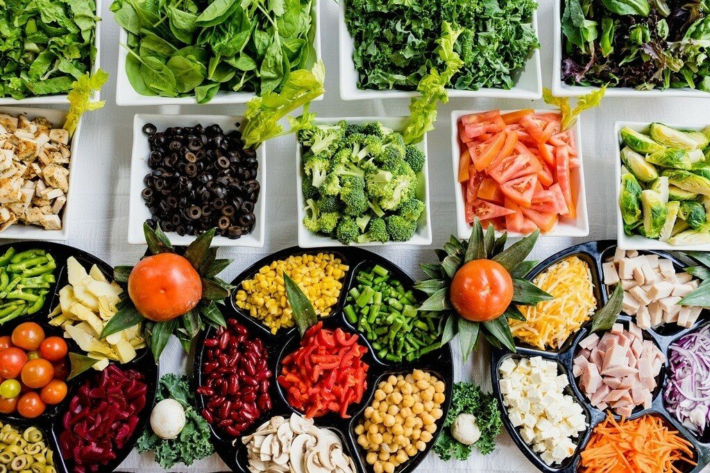 choisissez des légumes variés pour votre salade vegan